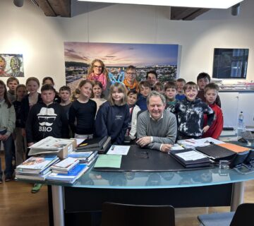 Im Rahmen ihres Unterrichtsthemas Rathaus & Stadt besuchten die Viertklässler der Hans Kammerer Schule Ersten Bürgermeister Florian Schneider im Rathaus 