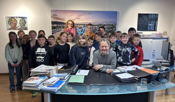 Im Rahmen ihres Unterrichtsthemas Rathaus & Stadt besuchten die Viertklässler der Hans-Kammerer-Schule Ersten Bürgermeister Florian Schneider im Rathaus.
