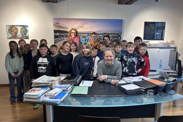 2026 05 13 Besuch Rathaus Schüler HSK Im Rahmen ihres Unterrichtsthemas Rathaus & Stadt besuchten die Viertklässler der Hans-Kammerer-Schule Ersten Bürgermeister Florian Schneider im Rathaus.