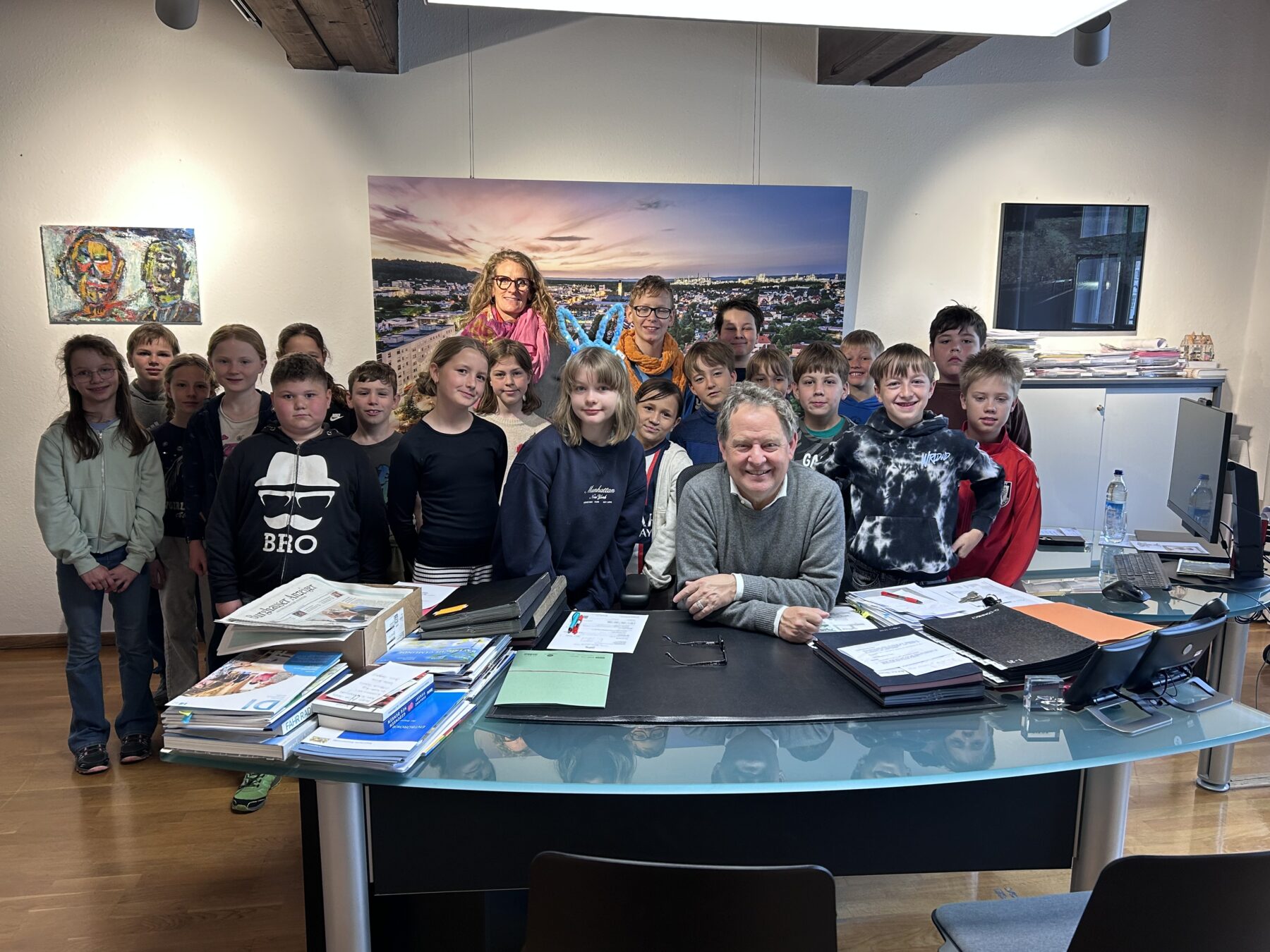 Im Rahmen ihres Unterrichtsthemas Rathaus & Stadt besuchten die Viertklässler der Hans Kammerer Schule Ersten Bürgermeister Florian Schneider im Rathaus 