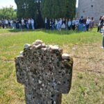 Schülerinnen und Schüler der Maria Ward Realschule und des Aventinus Gymnasiums versammeln sich am Pulverturm zur jährlichen Gedenkfeier für die Opfer des Holocaust 
