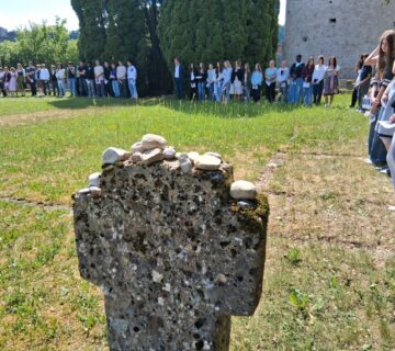 Schülerinnen und Schüler der Maria Ward Realschule und des Aventinus Gymnasiums versammeln sich am Pulverturm zur jährlichen Gedenkfeier für die Opfer des Holocaust 