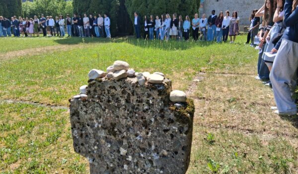 Schülerinnen und Schüler der Maria-Ward-Realschule und des Aventinus-Gymnasiums versammeln sich am Pulverturm zur jährlichen Gedenkfeier für die Opfer des Holocaust.