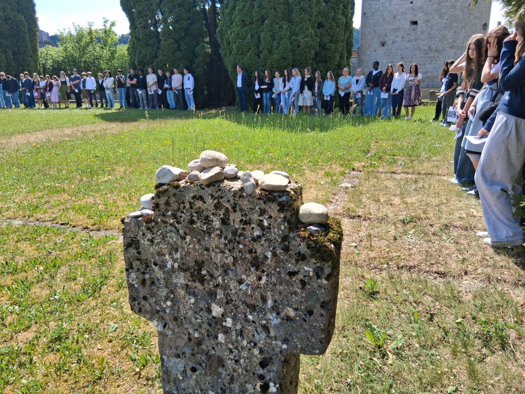 Schülerinnen und Schüler der Maria Ward Realschule und des Aventinus Gymnasiums versammeln sich am Pulverturm zur jährlichen Gedenkfeier für die Opfer des Holocaust 