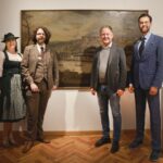 Vor der zweitältesten Stadtansicht von Burghausen stehen (v l ): Julia Hofstetter, Ausstellungsgestalterin, Robin von Taeuffenbach, wissenschaftlicher Mitarbeiter Stadtmuseum, Erster Bürgermeister Florian Schneider sowie Museumsleiter Patrick Charell; Fotocredit: Nixdorf