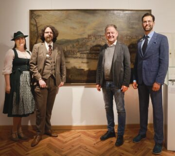 Vor der zweitältesten Stadtansicht von Burghausen stehen (v l ): Julia Hofstetter, Ausstellungsgestalterin, Robin von Taeuffenbach, wissenschaftlicher Mitarbeiter Stadtmuseum, Erster Bürgermeister Florian Schneider sowie Museumsleiter Patrick Charell; Fotocredit: Nixdorf