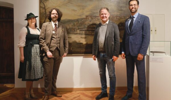 Vor der zweitältesten Stadtansicht von Burghausen stehen (v.l.): Julia Hofstetter, Ausstellungsgestalterin, Robin von Taeuffenbach, wissenschaftlicher Mitarbeiter Stadtmuseum, Erster Bürgermeister Florian Schneider sowie Museumsleiter Patrick Charell; Fotocredit: Nixdorf