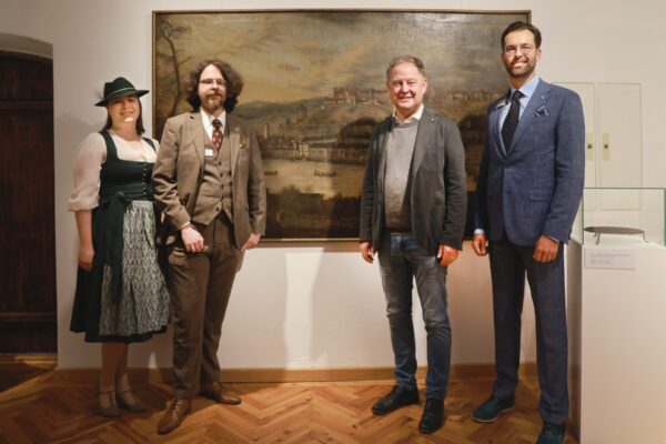 Vor der zweitältesten Stadtansicht von Burghausen stehen (v.l.): Julia Hofstetter, Ausstellungsgestalterin, Robin von Taeuffenbach, wissenschaftlicher Mitarbeiter Stadtmuseum, Erster Bürgermeister Florian Schneider sowie Museumsleiter Patrick Charell; Fotocredit: Nixdorf