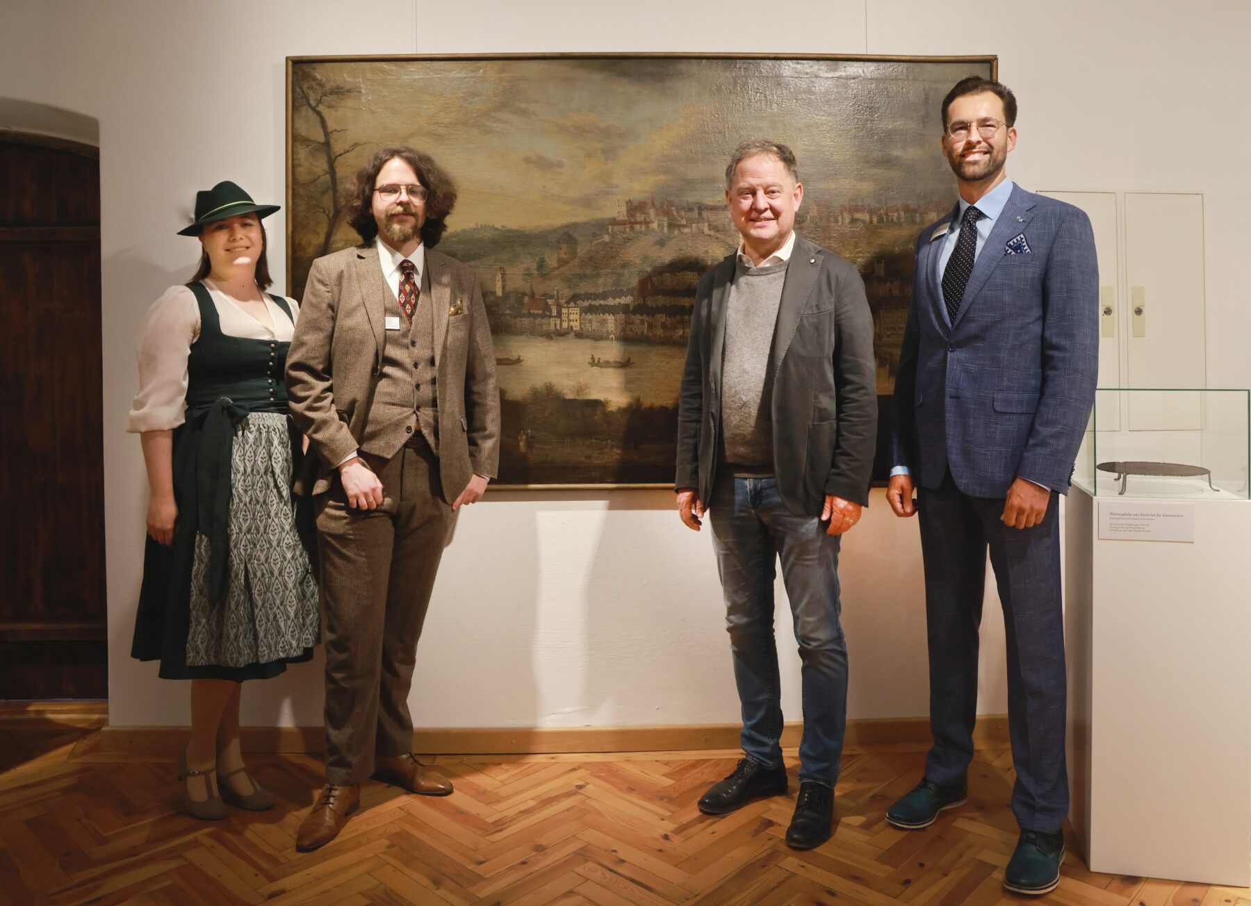 Vor der zweitältesten Stadtansicht von Burghausen stehen (v l ): Julia Hofstetter, Ausstellungsgestalterin, Robin von Taeuffenbach, wissenschaftlicher Mitarbeiter Stadtmuseum, Erster Bürgermeister Florian Schneider sowie Museumsleiter Patrick Charell; Fotocredit: Nixdorf