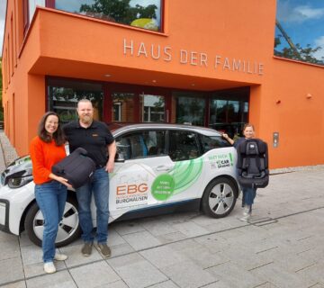 Freuen sich auf eine gute Kooperation: Christine Auberger, Leitung Haus der Familie, EBGKundenberater Mark Föhst und Judith Nitsch, Mitarbeiterin im Haus der Familie 