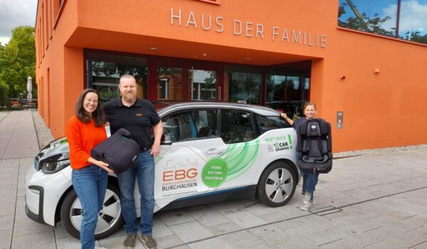 Freuen sich auf eine gute Kooperation: Christine Auberger, Leitung Haus der Familie, EBGKundenberater Mark Föhst und Judith Nitsch, Mitarbeiterin im Haus der Familie.