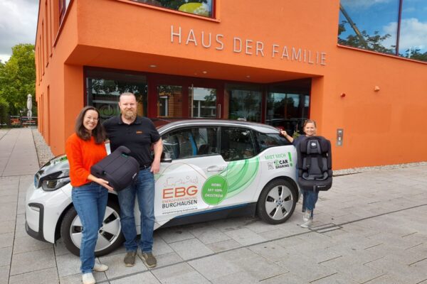 Freuen sich auf eine gute Kooperation: Christine Auberger, Leitung Haus der Familie, EBGKundenberater Mark Föhst und Judith Nitsch, Mitarbeiterin im Haus der Familie.