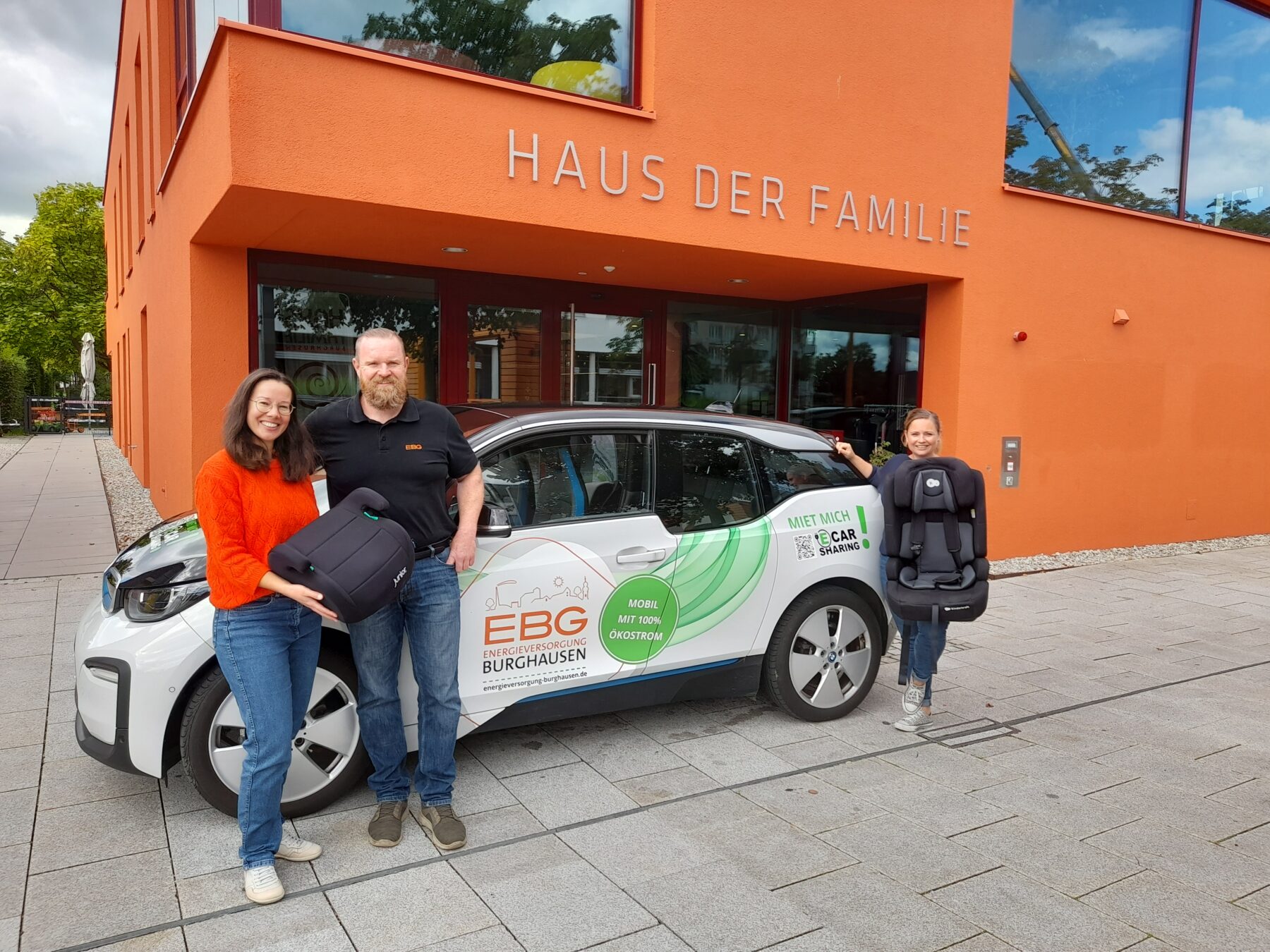 Freuen sich auf eine gute Kooperation: Christine Auberger, Leitung Haus der Familie, EBGKundenberater Mark Föhst und Judith Nitsch, Mitarbeiterin im Haus der Familie 