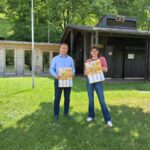 Sie freuen sich auf den Lesebär: Bäderleiter Stefan Sajdak und Büchereileiterin Christin Moll an einem der beiden Vorleseorte am Wöhrsee – im Freibad finden ebenfalls zwei Vorlesetermine statt  Fotocredit: Stadt Burghausen/tg