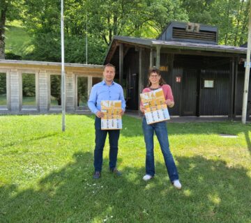 Sie freuen sich auf den Lesebär: Bäderleiter Stefan Sajdak und Büchereileiterin Christin Moll an einem der beiden Vorleseorte am Wöhrsee – im Freibad finden ebenfalls zwei Vorlesetermine statt  Fotocredit: Stadt Burghausen/tg
