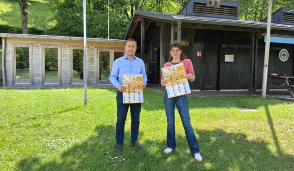 Sie freuen sich auf den Lesebär: Bäderleiter Stefan Sajdak und Büchereileiterin Christin Moll an einem der beiden Vorleseorte am Wöhrsee – im Freibad finden ebenfalls zwei Vorlesetermine statt. Fotocredit: Stadt Burghausen/tg