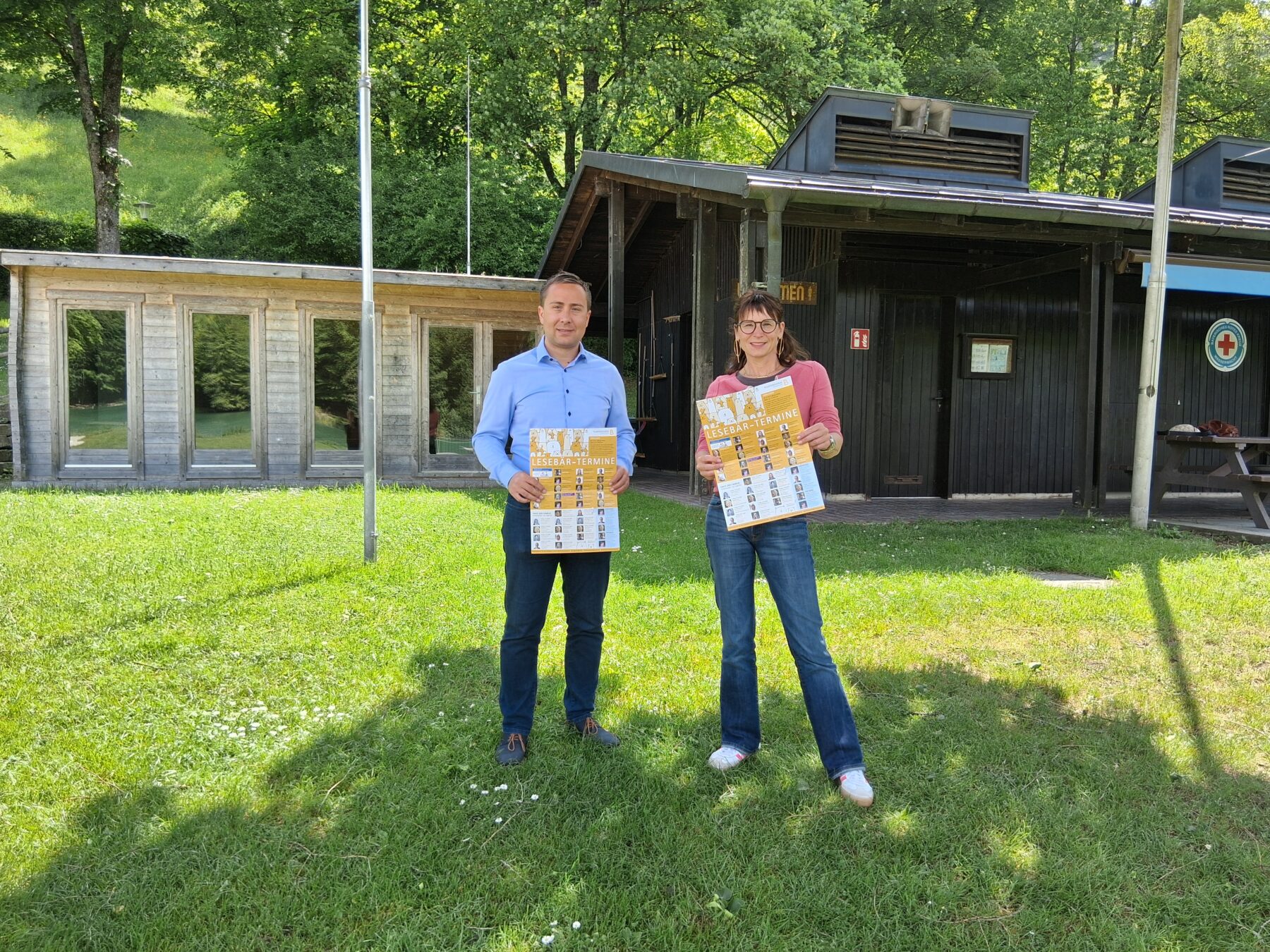 Sie freuen sich auf den Lesebär: Bäderleiter Stefan Sajdak und Büchereileiterin Christin Moll an einem der beiden Vorleseorte am Wöhrsee – im Freibad finden ebenfalls zwei Vorlesetermine statt  Fotocredit: Stadt Burghausen/tg