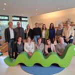 Zum Abschied kamen zusammen: (untere Reihe von links) Das aktuelle Team des Kindernests: Ramona Spöcklberger, Leiterin Nicole Grossmann, Silvia Sebald, Tamara Schutijewa, Natalia Wert  Hintere Reihe von links: Erster Bürgermeister Florian Schneider, Josef Schropp, geschäftsführender Vorstand Kreiscaritasverband Altötting e V , Petra Genz, hauptberuflicher Vorstand Caritas, Elisabeth Graf Albrecht, pädagogische Fachkraft und Fachreferentin, Mariella Röben, Leitung der Geschäftsstelle  Kinderschutzbund Kreisverband Burghausen Altötting, Christine Auberger, Leiterin Haus der Familie, Gründerinnen Doris Graf (ehem  Familienreferentin) und Christine Könning  Fotocredit: Stadt Burghausen/tg
