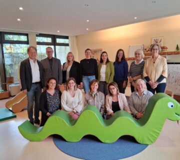 Zum Abschied kamen zusammen: (untere Reihe von links) Das aktuelle Team des Kindernests: Ramona Spöcklberger, Leiterin Nicole Grossmann, Silvia Sebald, Tamara Schutijewa, Natalia Wert  Hintere Reihe von links: Erster Bürgermeister Florian Schneider, Josef Schropp, geschäftsführender Vorstand Kreiscaritasverband Altötting e V , Petra Genz, hauptberuflicher Vorstand Caritas, Elisabeth Graf Albrecht, pädagogische Fachkraft und Fachreferentin, Mariella Röben, Leitung der Geschäftsstelle  Kinderschutzbund Kreisverband Burghausen Altötting, Christine Auberger, Leiterin Haus der Familie, Gründerinnen Doris Graf (ehem  Familienreferentin) und Christine Könning  Fotocredit: Stadt Burghausen/tg