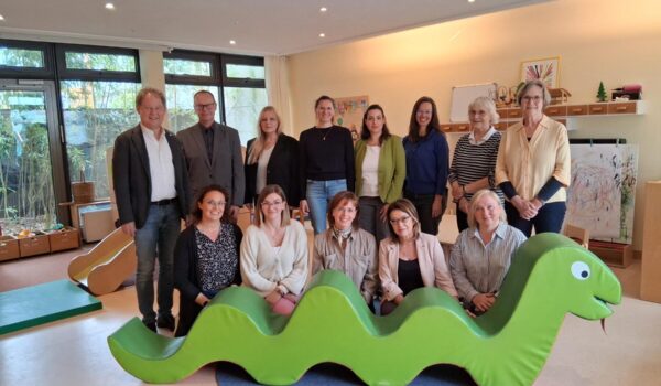 Zum Abschied kamen zusammen: (untere Reihe von links) Das aktuelle Team des Kindernests: Ramona Spöcklberger, Leiterin Nicole Grossmann, Silvia Sebald, Tamara Schutijewa, Natalia Wert. Hintere Reihe von links: Erster Bürgermeister Florian Schneider, Josef Schropp, geschäftsführender Vorstand Kreiscaritasverband Altötting e.V., Petra Genz, hauptberuflicher Vorstand Caritas, Elisabeth Graf Albrecht, pädagogische Fachkraft und Fachreferentin, Mariella Röben, Leitung der Geschäftsstelle  Kinderschutzbund Kreisverband Burghausen-Altötting, Christine Auberger, Leiterin Haus der Familie, Gründerinnen Doris Graf (ehem. Familienreferentin) und Christine Könning. Fotocredit: Stadt Burghausen/tg
