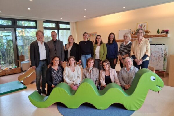 Zum Abschied kamen zusammen: (untere Reihe von links) Das aktuelle Team des Kindernests: Ramona Spöcklberger, Leiterin Nicole Grossmann, Silvia Sebald, Tamara Schutijewa, Natalia Wert. Hintere Reihe von links: Erster Bürgermeister Florian Schneider, Josef Schropp, geschäftsführender Vorstand Kreiscaritasverband Altötting e.V., Petra Genz, hauptberuflicher Vorstand Caritas, Elisabeth Graf Albrecht, pädagogische Fachkraft und Fachreferentin, Mariella Röben, Leitung der Geschäftsstelle  Kinderschutzbund Kreisverband Burghausen-Altötting, Christine Auberger, Leiterin Haus der Familie, Gründerinnen Doris Graf (ehem. Familienreferentin) und Christine Könning. Fotocredit: Stadt Burghausen/tg