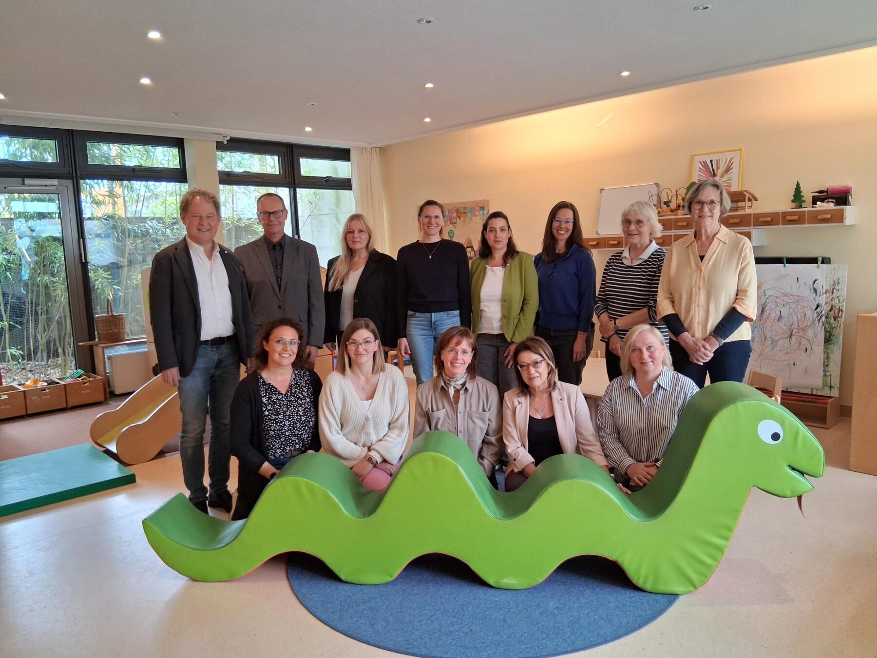 Zum Abschied kamen zusammen: (untere Reihe von links) Das aktuelle Team des Kindernests: Ramona Spöcklberger, Leiterin Nicole Grossmann, Silvia Sebald, Tamara Schutijewa, Natalia Wert Hintere Reihe von links: Erster Bürgermeister Florian Schneider, Josef Schropp, geschäftsführender Vorstand Kreiscaritasverband Altötting e V , Petra Genz, hauptberuflicher Vorstand Caritas, Elisabeth Graf Albrecht, pädagogische Fachkraft und Fachreferentin, Mariella Röben, Leitung der Geschäftsstelle Kinderschutzbund Kreisverband Burghausen Altötting, Christine Auberger, Leiterin Haus der Familie, Gründerinnen Doris Graf (ehem Familienreferentin) und Christine Könning Fotocredit: Stadt Burghausen/tg