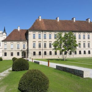 Burghausen Kloster Raitenhaslach Frontansicht mit Aussenanlagen