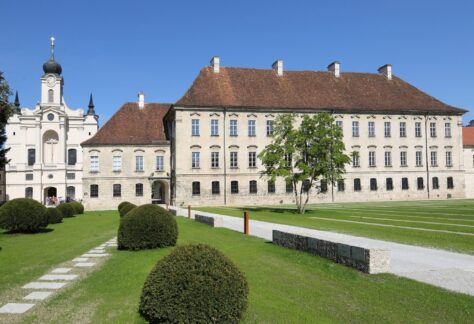 Burghausen Kloster Raitenhaslach Frontansicht mit Aussenanlagen