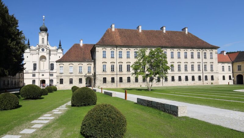 Burghausen Kloster Raitenhaslach Frontansicht mit Aussenanlagen