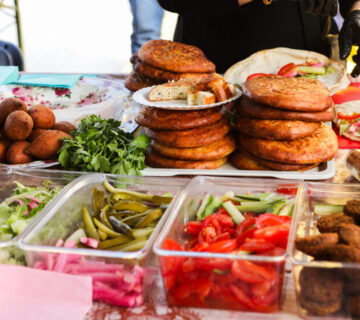 Richtig authentische Speisen werden beim Fest zum Verkauf angeboten  So können die Besucher Gerichte der eritreischen, jamaikanischen, bosnischen sowie arabischen Küche probieren  Fotocredit: Bella Rink