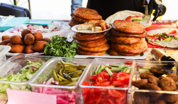 PM_103_Stadt_Burghausen_IK_Fest_HdF_3 Richtig authentische Speisen werden beim Fest zum Verkauf angeboten. So können die Besucher Gerichte der eritreischen, jamaikanischen, bosnischen sowie arabischen Küche probieren. Fotocredit: Bella Rink