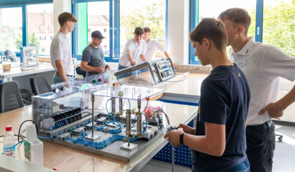 Einen Blick hinter die Kulissen der Ausbildung im BBiW können Interessierte beim Berufsinfotag werfen. (Quelle: WACKER)