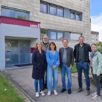 : Die Bewohner der Gluckstraße 2 9 können künftig mit sicherer und nachhaltiger Energie durch Fernwärme heizen  Zum Vor Ort Termin kamen (v l ) Tanja Erb, Geschäftsführerin EBG, Umweltreferent und Beirat Gunter Strebel, Mit Eigentümerin und Beirätin Christin Moll, Erster Bürgermeister Florian Schneider, Stefan Huber (EBG) und Hausverwalterin Katrin Bader Schwaninger 