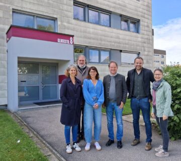 : Die Bewohner der Gluckstraße 2 9 können künftig mit sicherer und nachhaltiger Energie durch Fernwärme heizen  Zum Vor Ort Termin kamen (v l ) Tanja Erb, Geschäftsführerin EBG, Umweltreferent und Beirat Gunter Strebel, Mit Eigentümerin und Beirätin Christin Moll, Erster Bürgermeister Florian Schneider, Stefan Huber (EBG) und Hausverwalterin Katrin Bader Schwaninger 