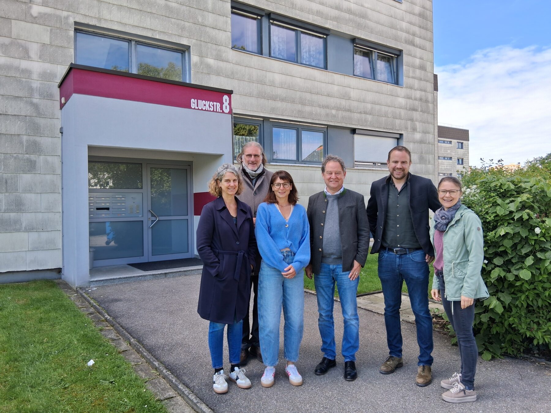 : Die Bewohner der Gluckstraße 2 9 können künftig mit sicherer und nachhaltiger Energie durch Fernwärme heizen  Zum Vor Ort Termin kamen (v l ) Tanja Erb, Geschäftsführerin EBG, Umweltreferent und Beirat Gunter Strebel, Mit Eigentümerin und Beirätin Christin Moll, Erster Bürgermeister Florian Schneider, Stefan Huber (EBG) und Hausverwalterin Katrin Bader Schwaninger 