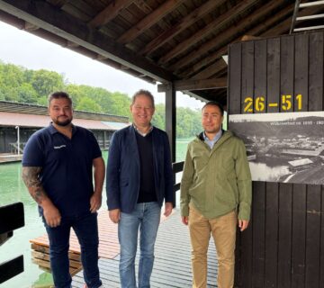Dreimal Grund zum Feiern am Wöhrsee in diesem Jahr: Darauf freuen sich die Bäderleitung mit Stefan Sajdak (r ) und Florian Mo