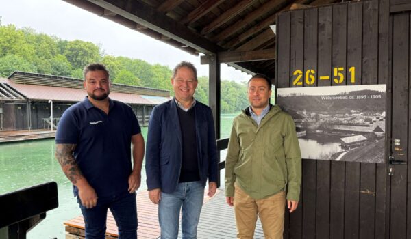 2026_06_10_Wöhrsee_Jubiläumsjahr_klein Dreimal Grund zum Feiern am Wöhrsee in diesem Jahr: Darauf freuen sich die Bäderleitung mit Stefan Sajdak (r.) und Florian Moser (l.) sowie Erster Bürgermeister Florian Schneider (Mitte).