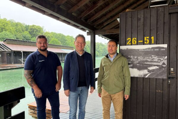 2026_06_10_Wöhrsee_Jubiläumsjahr_klein Dreimal Grund zum Feiern am Wöhrsee in diesem Jahr: Darauf freuen sich die Bäderleitung mit Stefan Sajdak (r.) und Florian Moser (l.) sowie Erster Bürgermeister Florian Schneider (Mitte).