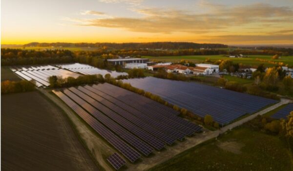 Der Solarpark „Hieringer Feld“ bei Burghausen: Die Vermarktung begann im November 2025, nun ist das von Anfang an limitierte Angebot an lokalem Solarstrom komplett verkauft.