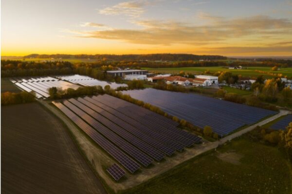 2026_06_29_PM 120_Stadt_Burghausen_SONNENstrom EBG ausverkauft 2 Der Solarpark „Hieringer Feld“ bei Burghausen: Die Vermarktung begann im November 2025, nun ist das von Anfang an limitierte Angebot an lokalem Solarstrom komplett verkauft.
