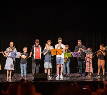 In der Burghauser Musikschule reifen musikalische Talente in vielfältiger Form heran – so wie hier ein Bläserensemble (mit einem Schlagwerk)  Fotocredit: Musikschule Burghausen