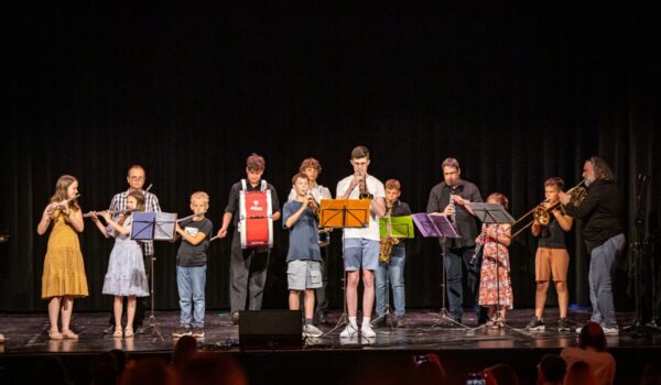 In der Burghauser Musikschule reifen musikalische Talente in vielfältiger Form heran – so wie hier ein Bläserensemble (mit einem Schlagwerk). Fotocredit: Musikschule Burghausen