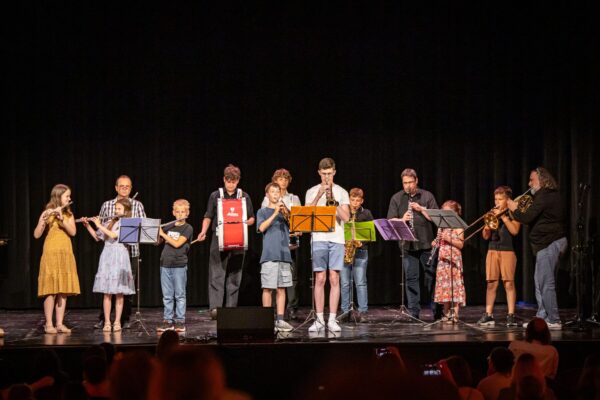 2026_PM_121_Stadt Burghausen_Sommerkonzert_1_s In der Burghauser Musikschule reifen musikalische Talente in vielfältiger Form heran – so wie hier ein Bläserensemble (mit einem Schlagwerk). Fotocredit: Musikschule Burghausen