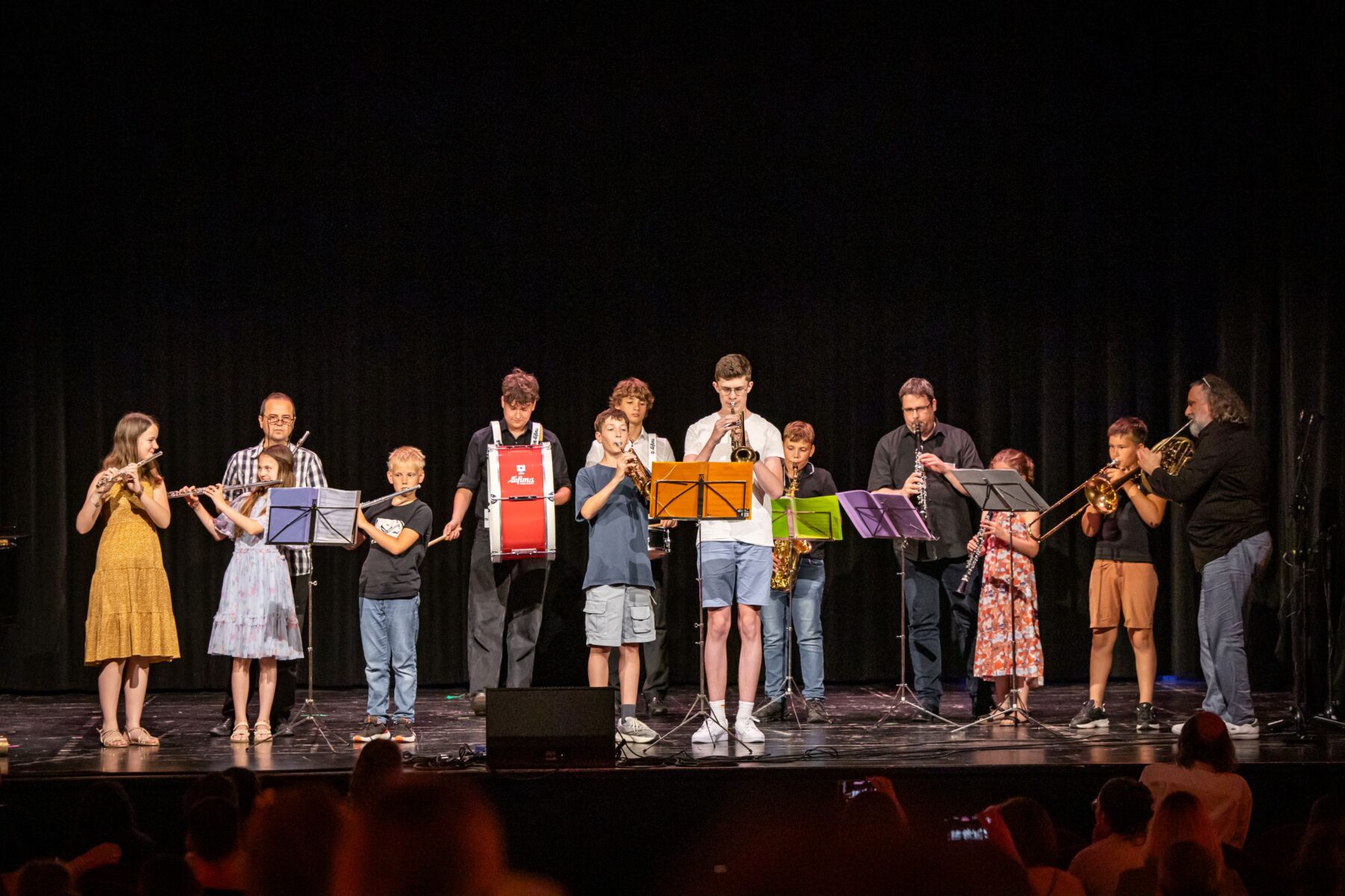 In der Burghauser Musikschule reifen musikalische Talente in vielfältiger Form heran – so wie hier ein Bläserensemble (mit einem Schlagwerk)  Fotocredit: Musikschule Burghausen