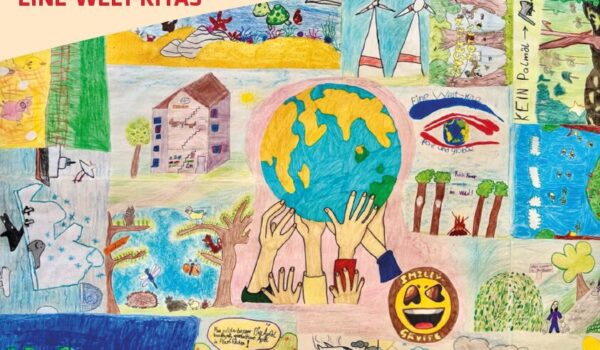 Foto_1_Titelbild_Plakat_Vernissage Die Burghauser Eine Welt Kitas erfüllen täglich ihren Bildungsauftrag und nehmen dabei auch nachhaltiges und faires Handeln in den Fokus. Die Ausstellung im Haus der Familie soll dieses Bestreben auch einer breiten Öffentlichkeit zugänglich machen. 2025 waren die Burghauser Eine Welt Kitas auch beim Weltkindertag vertreten. Fotocredit: Stadt Burghausen/Fairtrade-Stadt Burghausen