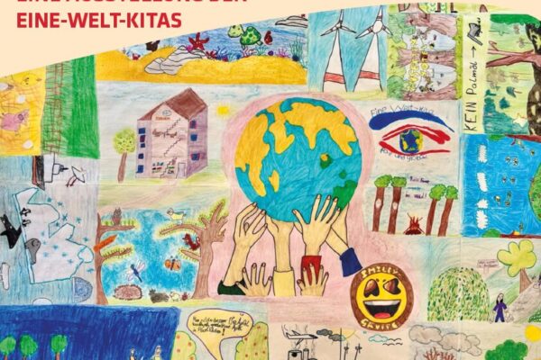 Foto_1_Titelbild_Plakat_Vernissage Die Burghauser Eine Welt Kitas erfüllen täglich ihren Bildungsauftrag und nehmen dabei auch nachhaltiges und faires Handeln in den Fokus. Die Ausstellung im Haus der Familie soll dieses Bestreben auch einer breiten Öffentlichkeit zugänglich machen. 2025 waren die Burghauser Eine Welt Kitas auch beim Weltkindertag vertreten. Fotocredit: Stadt Burghausen/Fairtrade-Stadt Burghausen