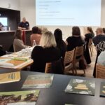 Christian Wieser, Gastroleiter von InfraServ Gendorf, informiert die Anwesenden über „Nudging“ Maßnahmen in seiner modernen Betriebsgastronomie  Foto: © OEMR Inn Salzach