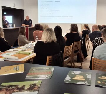 Christian Wieser, Gastroleiter von InfraServ Gendorf, informiert die Anwesenden über „Nudging“ Maßnahmen in seiner modernen Betriebsgastronomie  Foto: © OEMR Inn Salzach