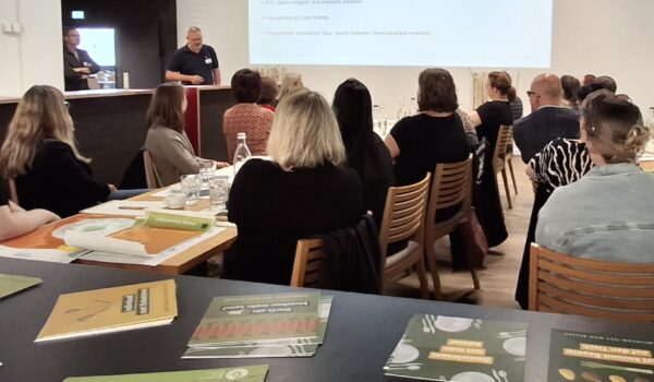 Christian Wieser, Gastroleiter von InfraServ Gendorf, informiert die Anwesenden über „Nudging“-Maßnahmen in seiner modernen Betriebsgastronomie. Foto: © OEMR Inn-Salzach