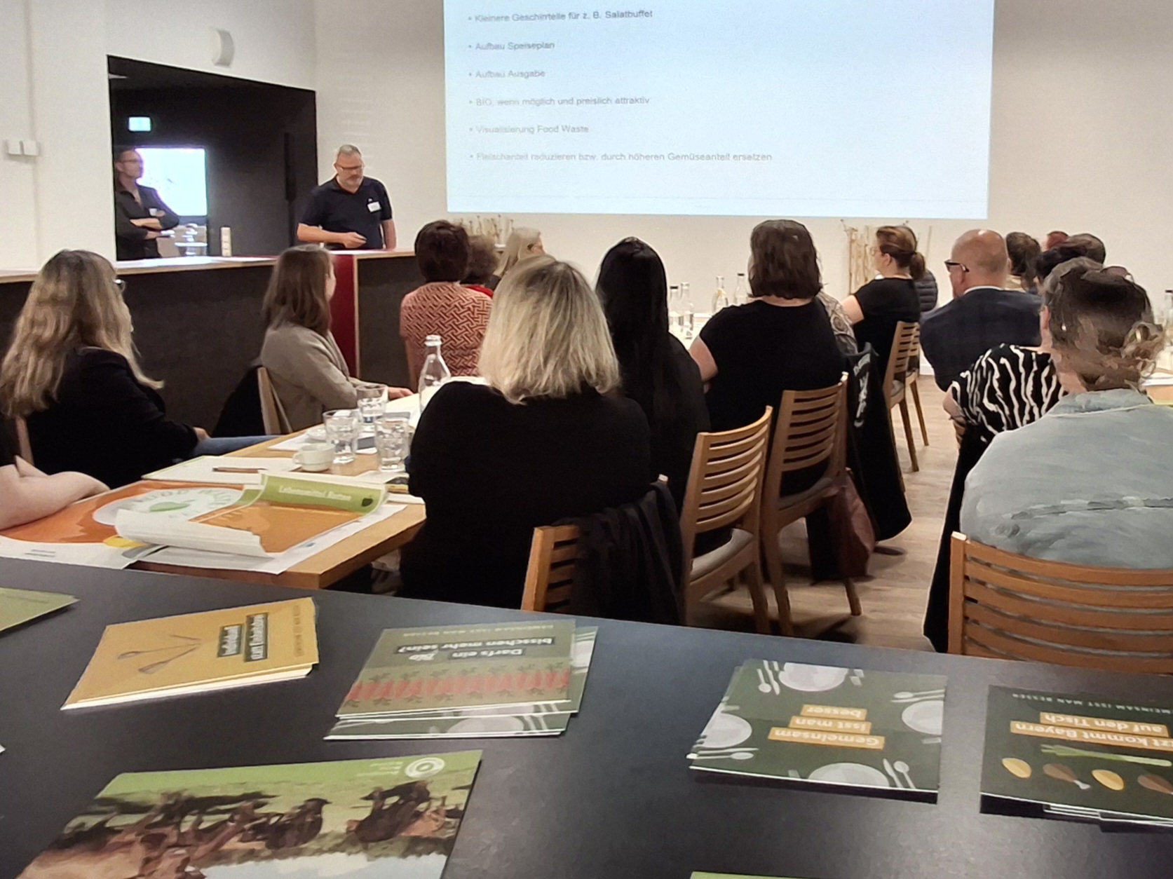 Christian Wieser, Gastroleiter von InfraServ Gendorf, informiert die Anwesenden über „Nudging“ Maßnahmen in seiner modernen Betriebsgastronomie  Foto: © OEMR Inn Salzach